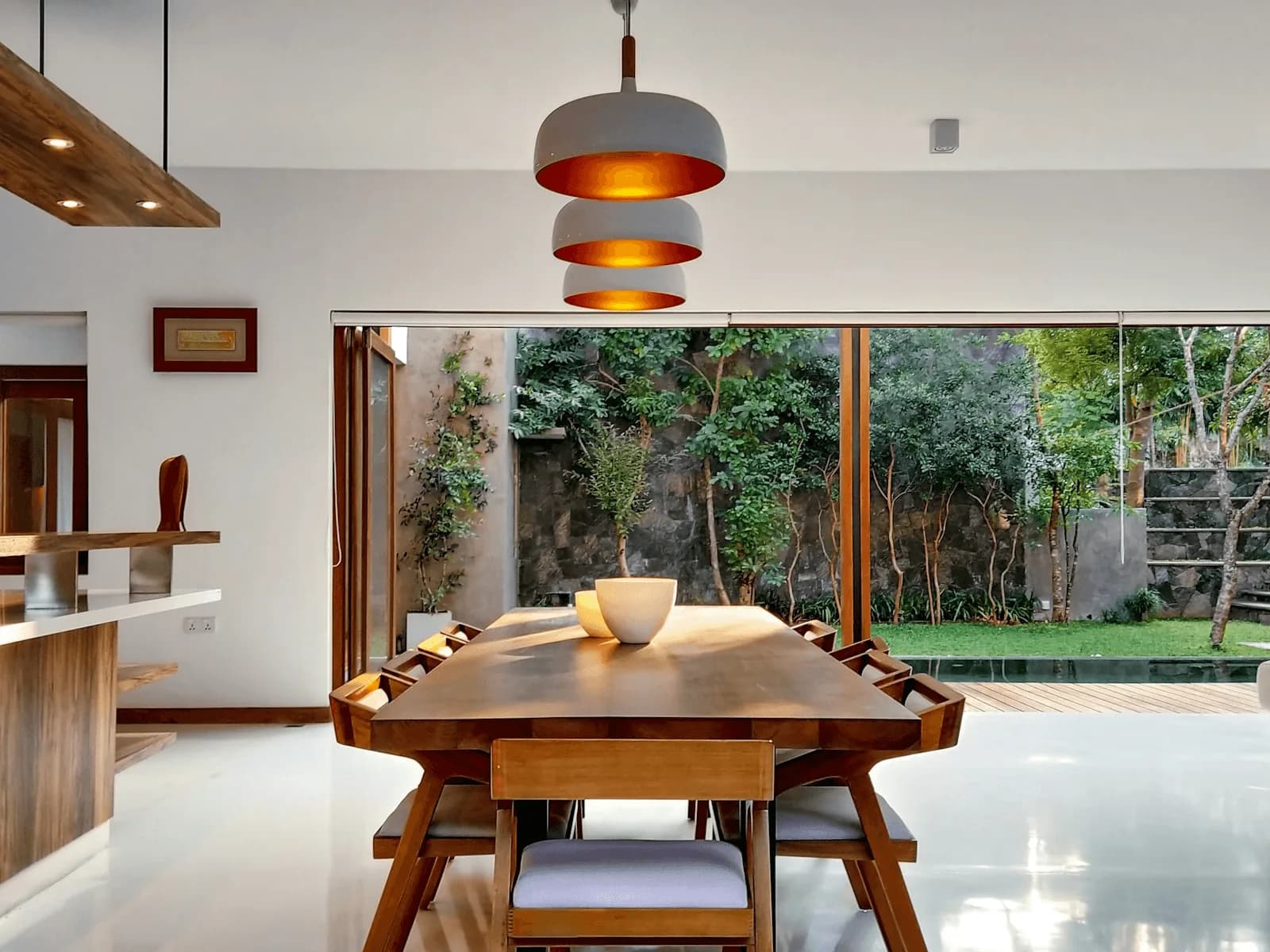 Close-up of the Hampton Dining Table oak grain and hand-finished edge